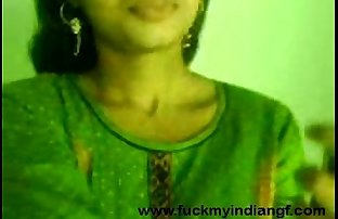 भारतीय सुंदर लड़की दिखा रहा है स्तन करने के लिए उसके byfriend