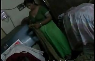 amatir india ibu rumah tangga bhabhi mengubah dia blus mengekspos toket besar