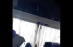 我 发现 一个 热 贝贝 上 一个 巴士 同时 旅行 从 班加罗尔 要 奈
