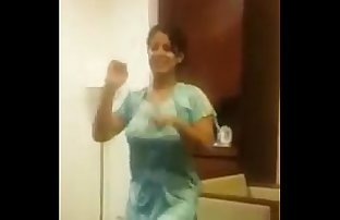 インド Aunty 踊り と 大きな おっぱい