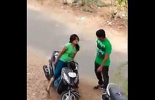 Indische Liebhaber Hot Kiss in Straße