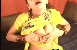 الهندي عرض قبالة لها الثدي