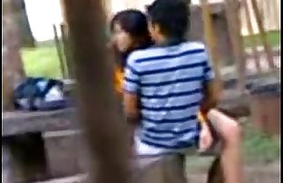 بھارتی کالج طالب علموں کو اتارنا fucking میں عوامی پارک ویڈیو ریکارڈ کی طرف سے لوگوں