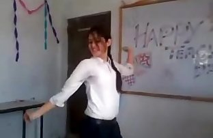 indien fille la danse Dans collège