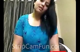 seksi india cewek pada tempat tidur dengan webcam pengupasan