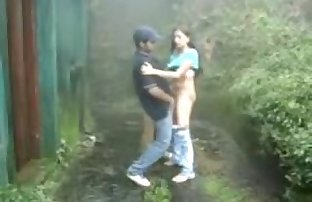 wwwindiangirlstk indiano Ragazza succhiare E cazzo all'aperto in Pioggia