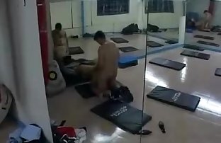 indiase Tiener in fitnessruimte onderdeel 2