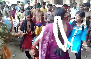 งานเต้นรำ โดย ผู้หญิง ใน ถนน