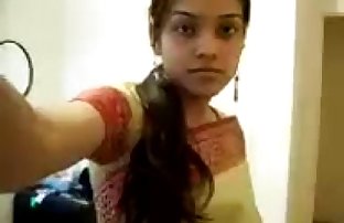 Indische - Niedlich Mädchen sripping saree Auszusetzen Ihr boobies