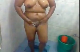 Sexy & Hot South Indian Aunty\'s Bath Scene