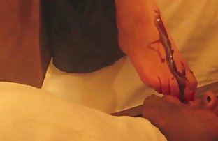 Amante Nia - indiana Femdom - Chocolate coberto dedos do pé