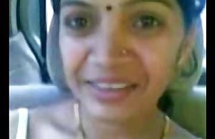 Smart Mature Indian Aunty Boobs Show in CAR