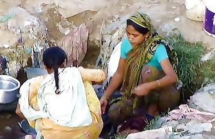 Indische Dorf Mädchen ausspioniert in outdoor versteckt