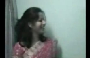 एक भारतीय महिला लेने के उसके स्नान बाहर