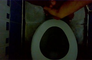 masturbandosi in Servizi igienici camera