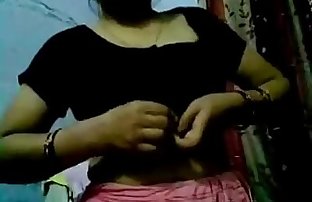 भारतीय चाची के साथ बड़े स्तन जा रहा है एक छेड़-छाड़