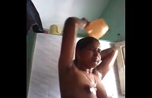 india chica tomando auto Video cuando el baño