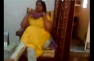 indyjski pendżabski Ciocia pokazując Cycki w Młody kochanek
