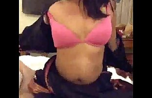 गर्म भारतीय लड़की दिखा रहा है बड़े स्तन एन डाल में कंडोम पर डिक