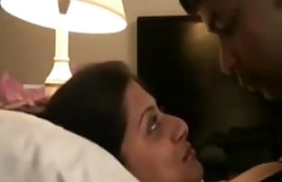 indien couple Kiss Son Dans Hôtel