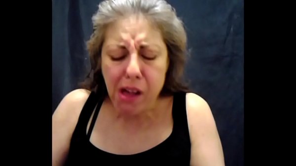 Ragazze malate che conati di vomito vomitano e vomitano