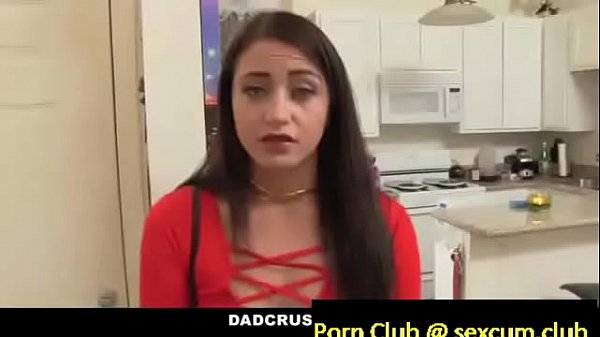 La figliastra sempre arrapata succhia i suoi cazzi irresistibilmente e poi si fa scopare la figa adolescente