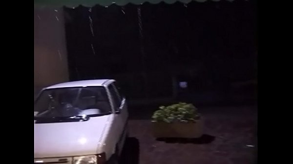 Une salope blonde fait des pipes à tout le monde dans la rue