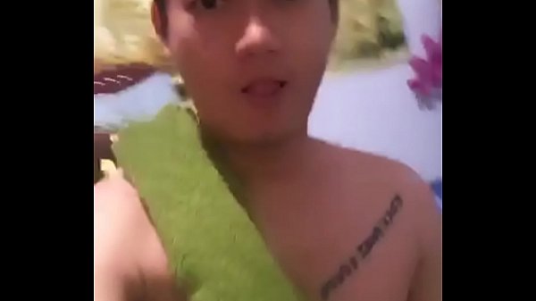 Der Junge trägt eine Aktentasche voller Land :))