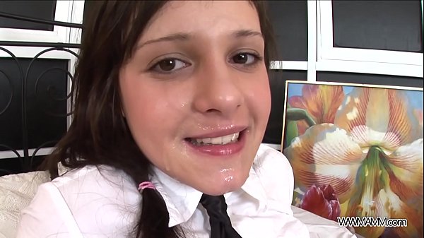 नन्हा खेल का मैदान राक्षस लंड ने पूरी तरह से युवा किशोरी की तंग गांड को भर दिया