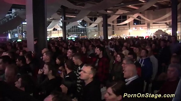 émission porno lesbienne chaude sur scène publique