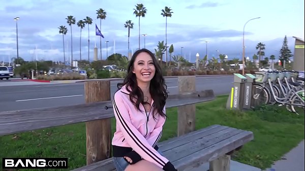 La teenager Quinn tira fuori la figa bagnata per una masturbazione pubblica