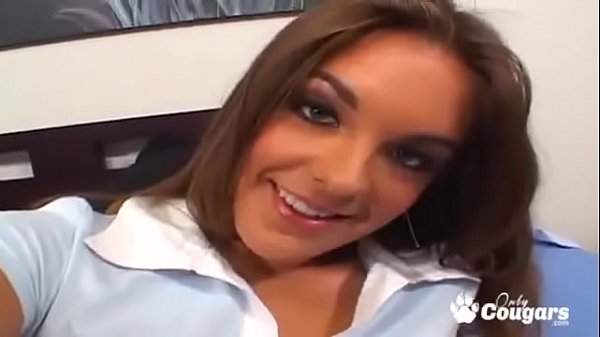 Ashlee Anne lässt ihre sexy Zehen lutschen und ficken