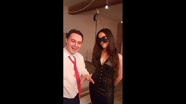 Prinzessin Marx drückt und schlägt Andrea Dipregrave auf die Eier