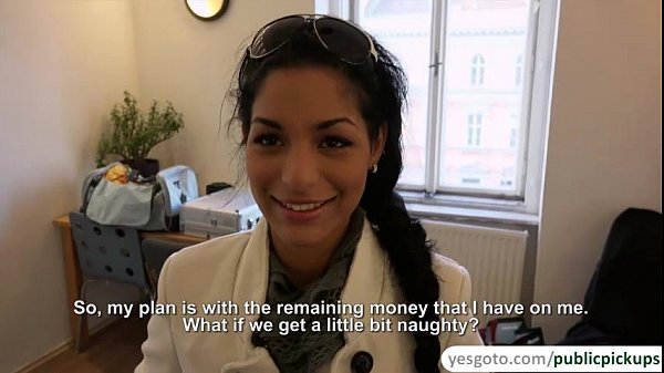 Cô bé tóc nâu gợi cảm Nancy tiết lộ bộ ngực hoàn hảo của cô ấy trong một bãi đậu xe