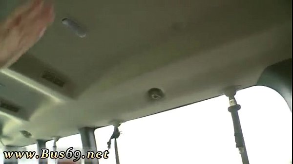 Laden Sie den schwulen Sex eines süßen indischen Jungen herunter, der die Bushaltestelle trollt