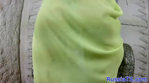 La splendida Tgirl russa gioca con il culo e si masturba