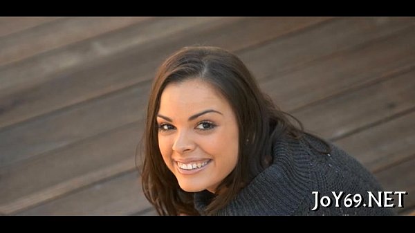 L'angelo solista si strofina accuratamente la figa