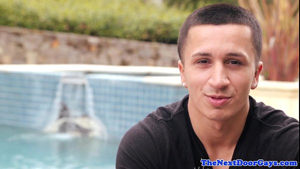 Coglione strappato con addominali scolpiti che si masturbano sul divano