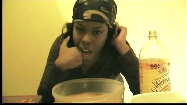 Chica sexy vomitar vomitar vomitar náuseas vomitar