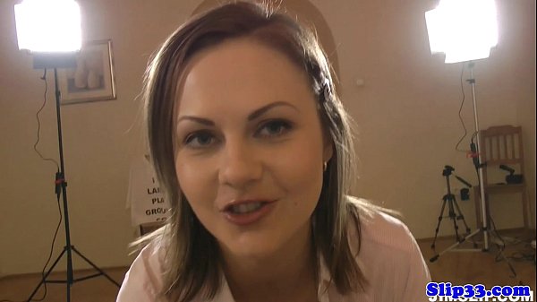 Dicklutschende baltische Schönheit, die einen alten Mann reitet