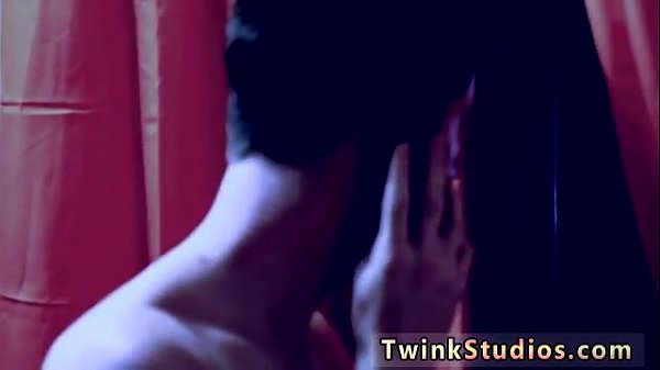 Intimo porno gay Chiama un amico per chiedere aiuto ma non c'è risposta.