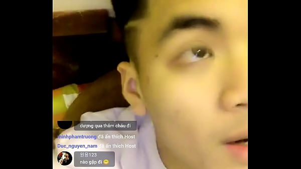 Un garçon domestique caresse une bite de 18 cm et voit un visage bleui