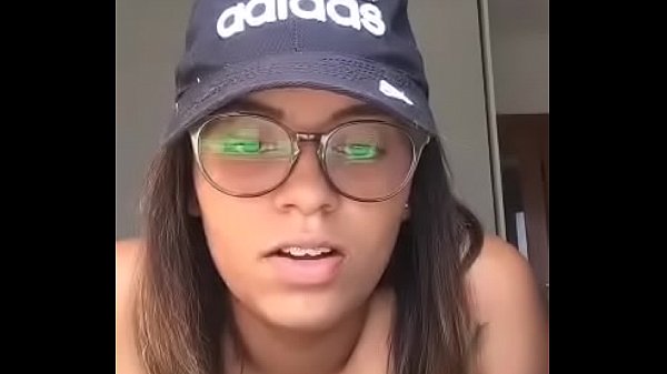 PERISCOPE 01 Morena con gafas enseñando los pechos