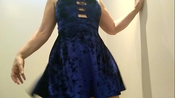 Dan&ccedil_a sensual de vestido azul
