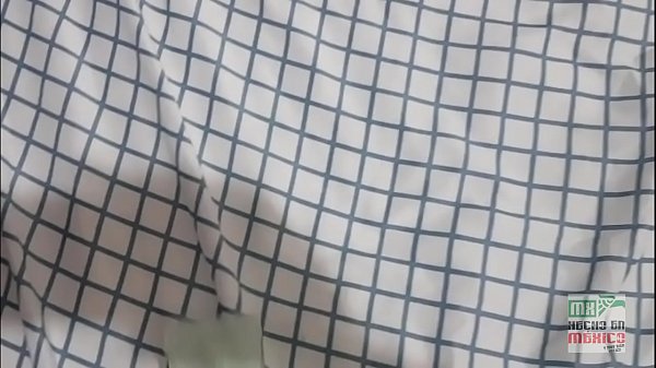 Recopilación fetichista de pies y tangas usados, pura adrenalina, espiar ropa usada, lamer fluidos y olfatear bragas, cuatro coños y mujeres maduras, te reto a identificarlas. Paja con corrida sobre ellos a escondidas