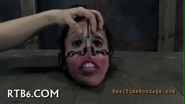 Bambina in gabbia per giocare