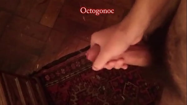 Masturbazione notturna per macchiare il tappeto perché ero così arrapato quando tornavo a casa dal lavoro dopo che il mio collega mi aveva fatto sesso orale.