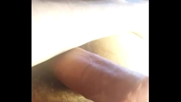 Dopo essermi masturbato la mattina, mi masturbo di nuovo la sera. Ascolta i miei ricchi gemiti.