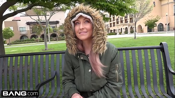 La giovane Valerie White fa un pompino e scopa sul sedile posteriore