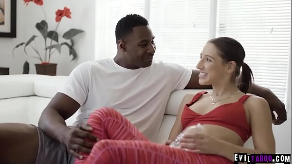 La harceleuse adolescente Abella Danger est obsédée par son chaud voisin ébène Jax Slayher. Elle l'a invité chez elle et le séduit juste pour lui baiser la chatte.